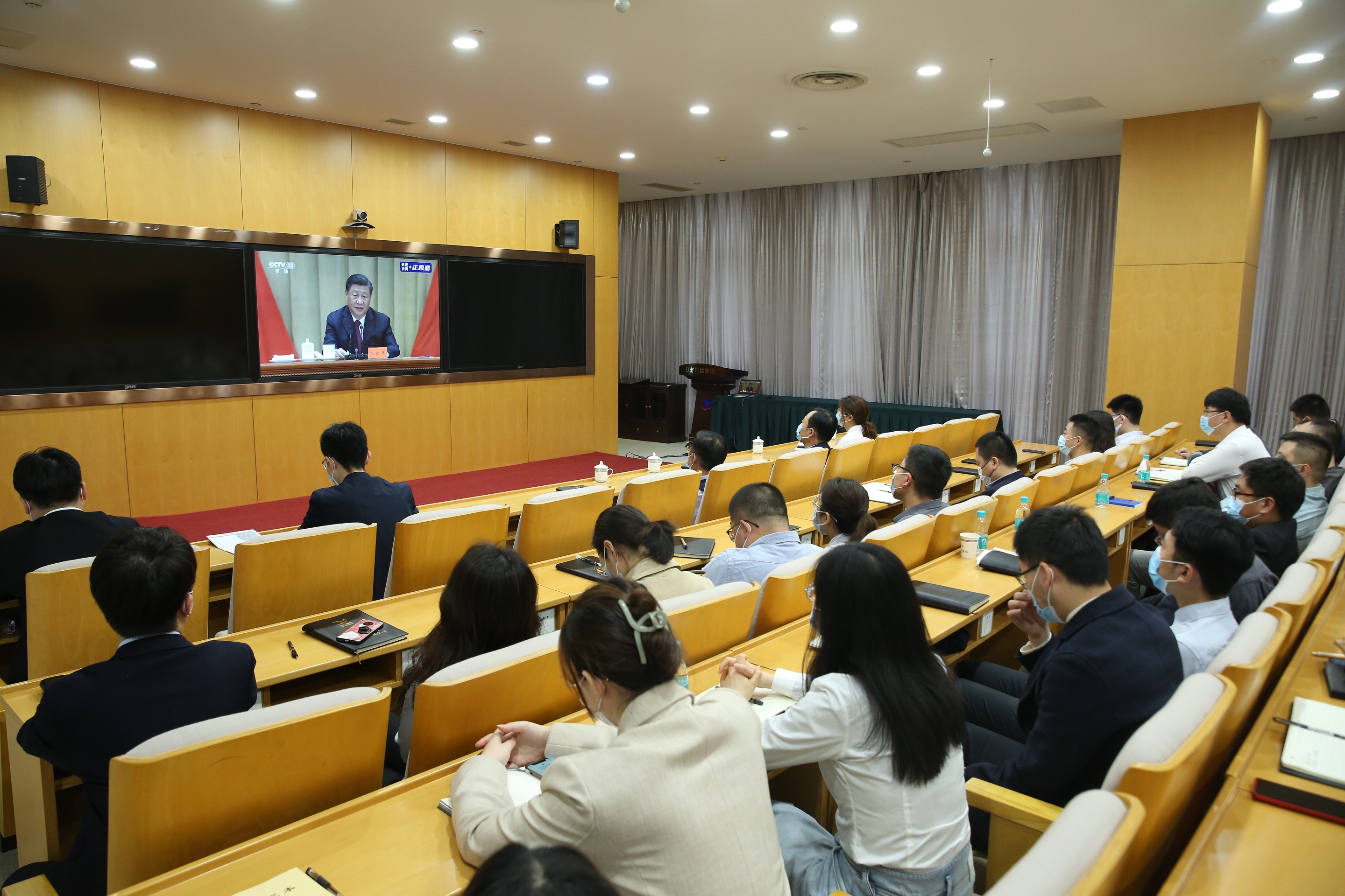 集团组织观看庆祝中国共产主义青年团成立100周年大会_眸目压缩.jpg